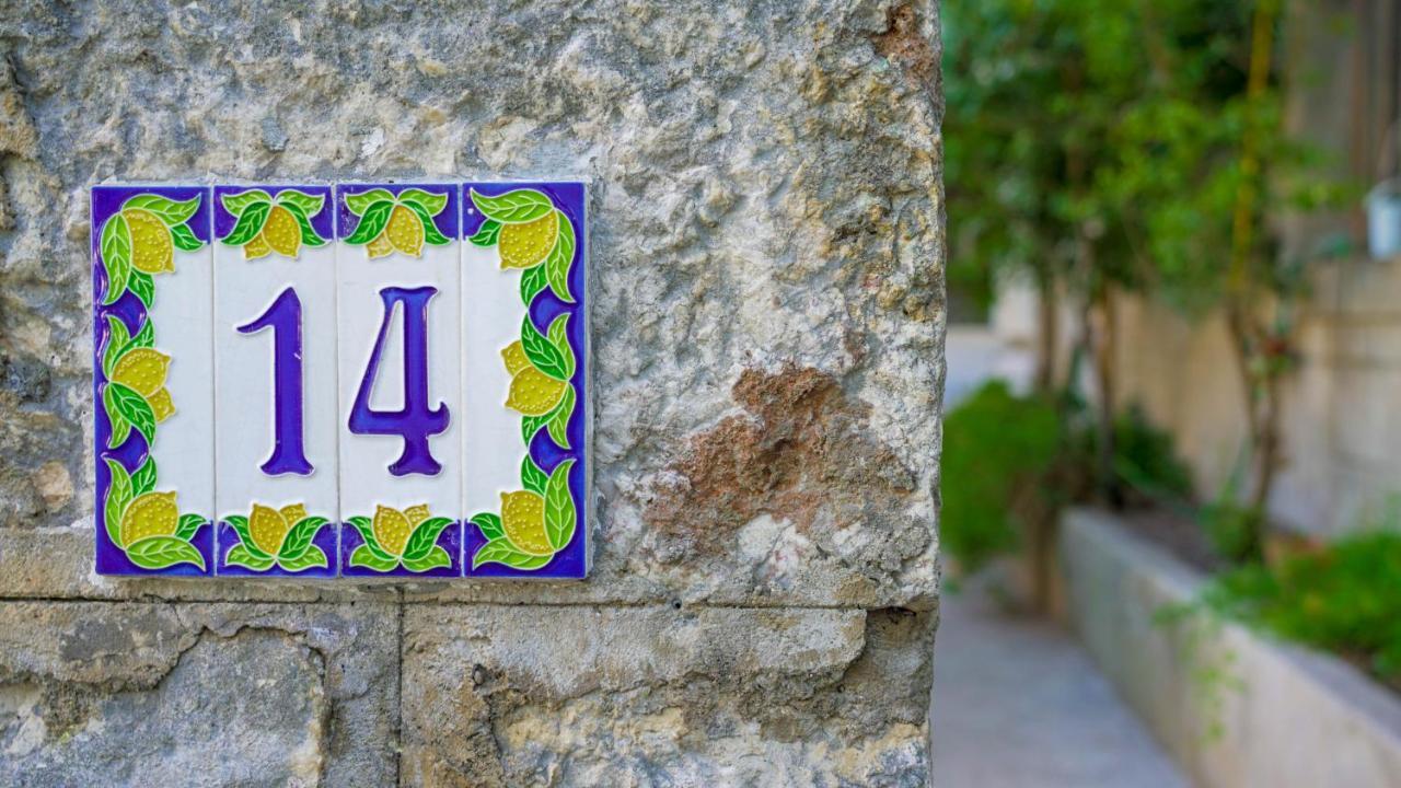 Charming Two-Bed Apartment Orange Garden Sutivan Esterno foto