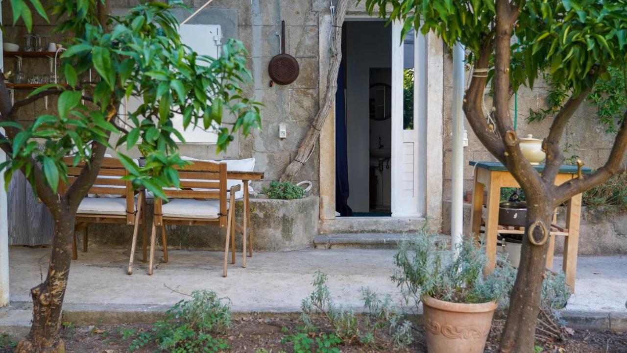 Charming Two-Bed Apartment Orange Garden Sutivan Esterno foto