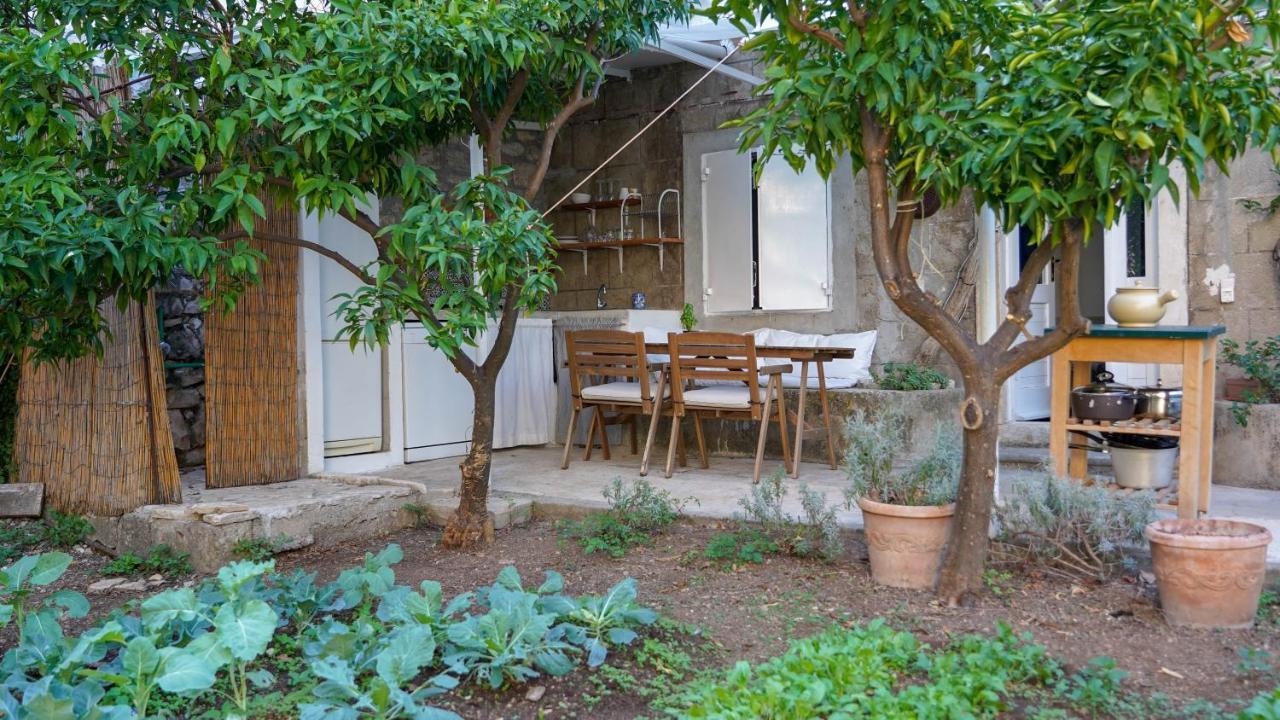 Charming Two-Bed Apartment Orange Garden Sutivan Esterno foto