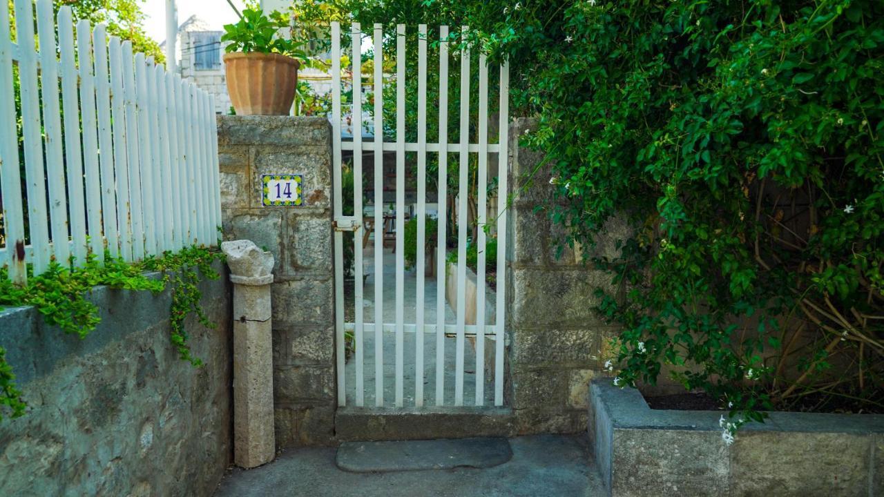 Charming Two-Bed Apartment Orange Garden Sutivan Esterno foto