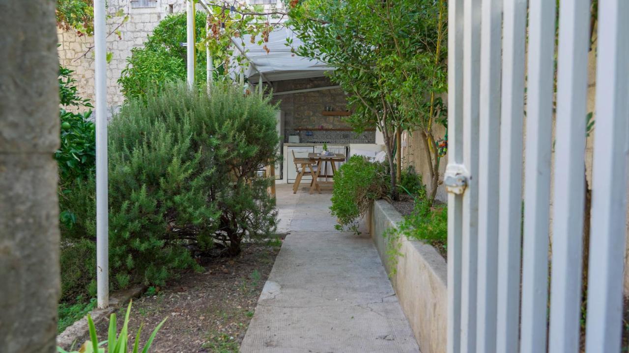 Charming Two-Bed Apartment Orange Garden Sutivan Esterno foto